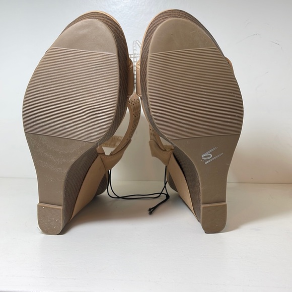 Women’s Bella Vita Wedge. Size 8. - Picture 8 of 8